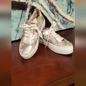 Kennel Schmenger Women's Silver/White, Palms Print, Size 6.5- 7.5